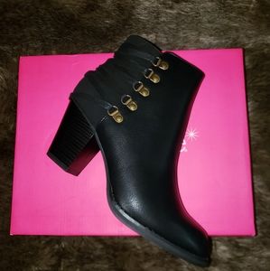Shoedazzle black booties